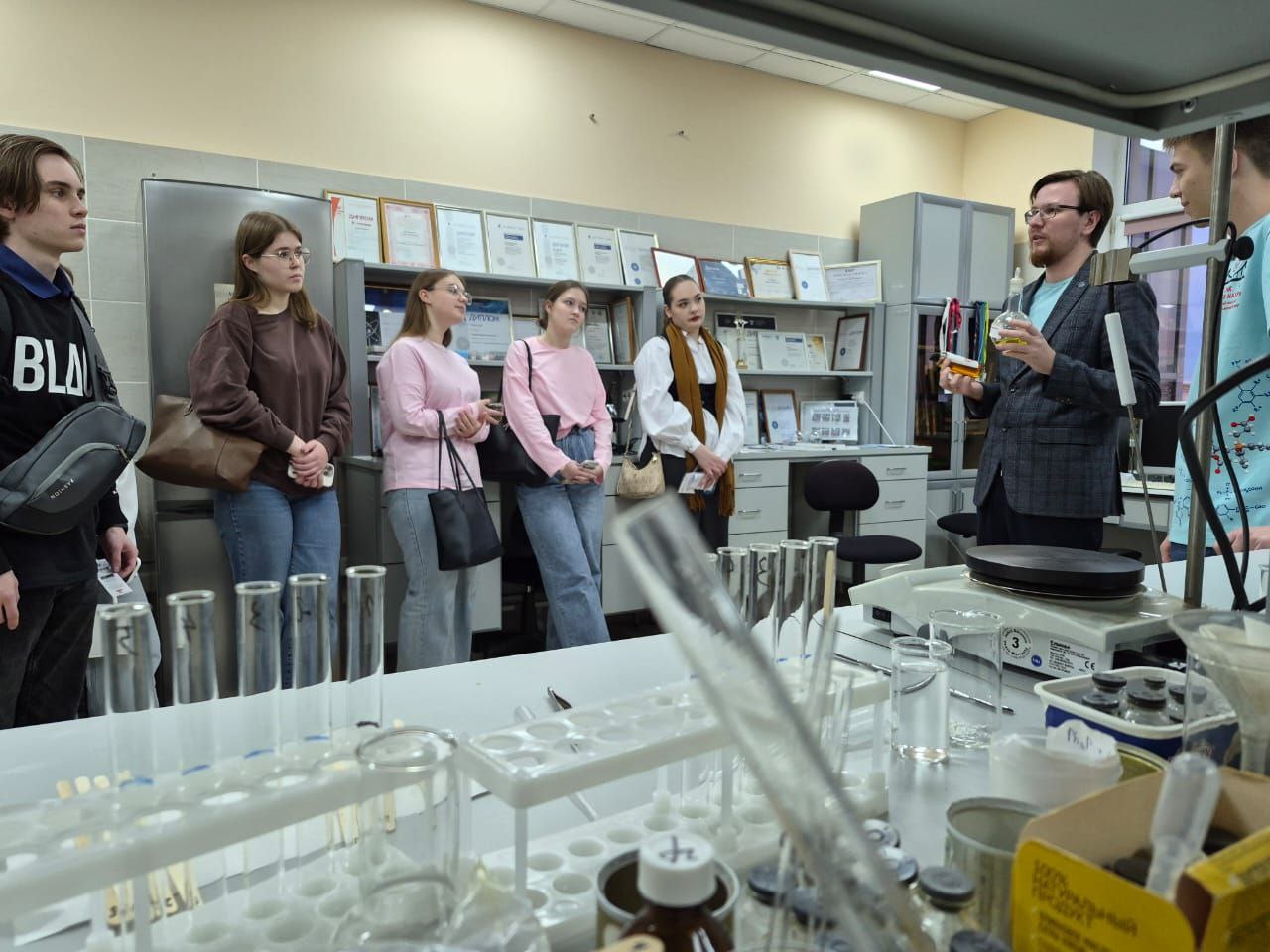 Фестиваль 'Открывая мир науки' в Химическом институте им. А.М. Бутлерова КФУ Фестиваль 'Открывая мир науки' в Химическом институте им. А.М. Бутлерова КФУ