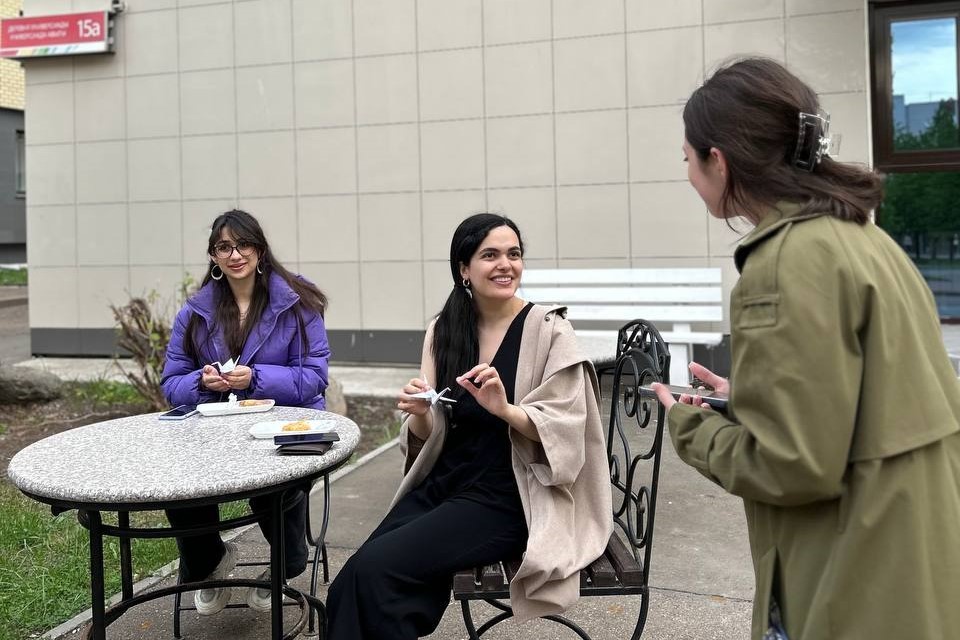 Бумажные журавли раскрыли крылья в рамках акции, посвящённой памяти великого поэта Бумажные журавли раскрыли крылья в рамках акции, посвящённой памяти великого поэта