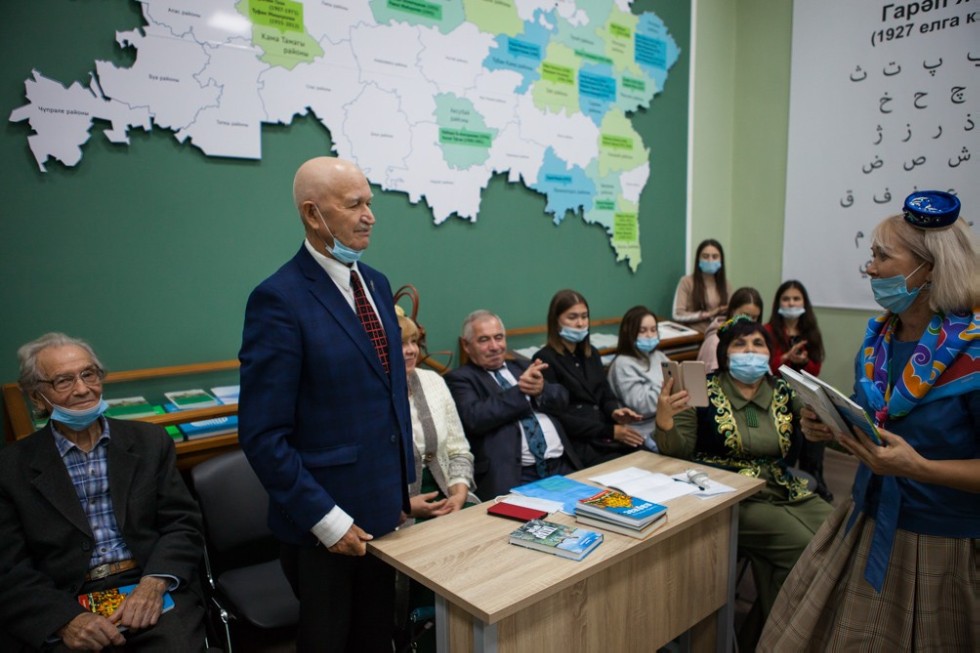 В Елабужском институте прошел 'Аулак өй - баттл' между студентами вуза и ведущими литературными деятелями Республики Татарстан В Елабужском институте прошел 'Аулак өй - баттл' между студентами вуза и ведущими литературными деятелями Республики Татарстан