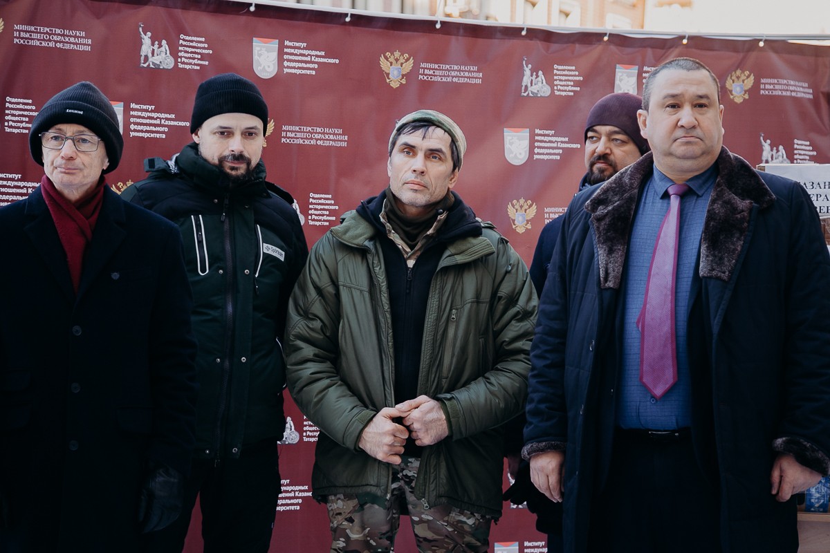 КФУ передал подарки для бойцов участникам гуманитарного автопробега 'Владивосток ? Луганск' КФУ передал подарки для бойцов участникам гуманитарного автопробега 'Владивосток ? Луганск'