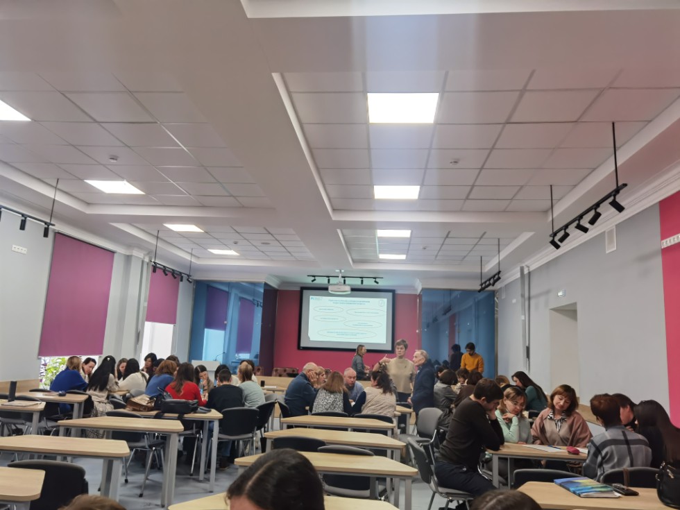 Куратор - дело не громкое, но звучит годами. Куратор - дело не громкое, но звучит годами.