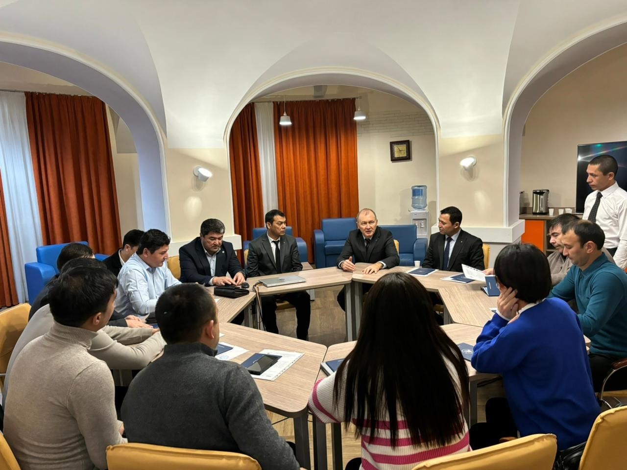 В Институте психологии и образования преподавателям Шахрисабзского государственного педагогического института вручили документы о повышении квалификации В Институте психологии и образования преподавателям Шахрисабзского государственного педагогического института вручили документы о повышении квалификации