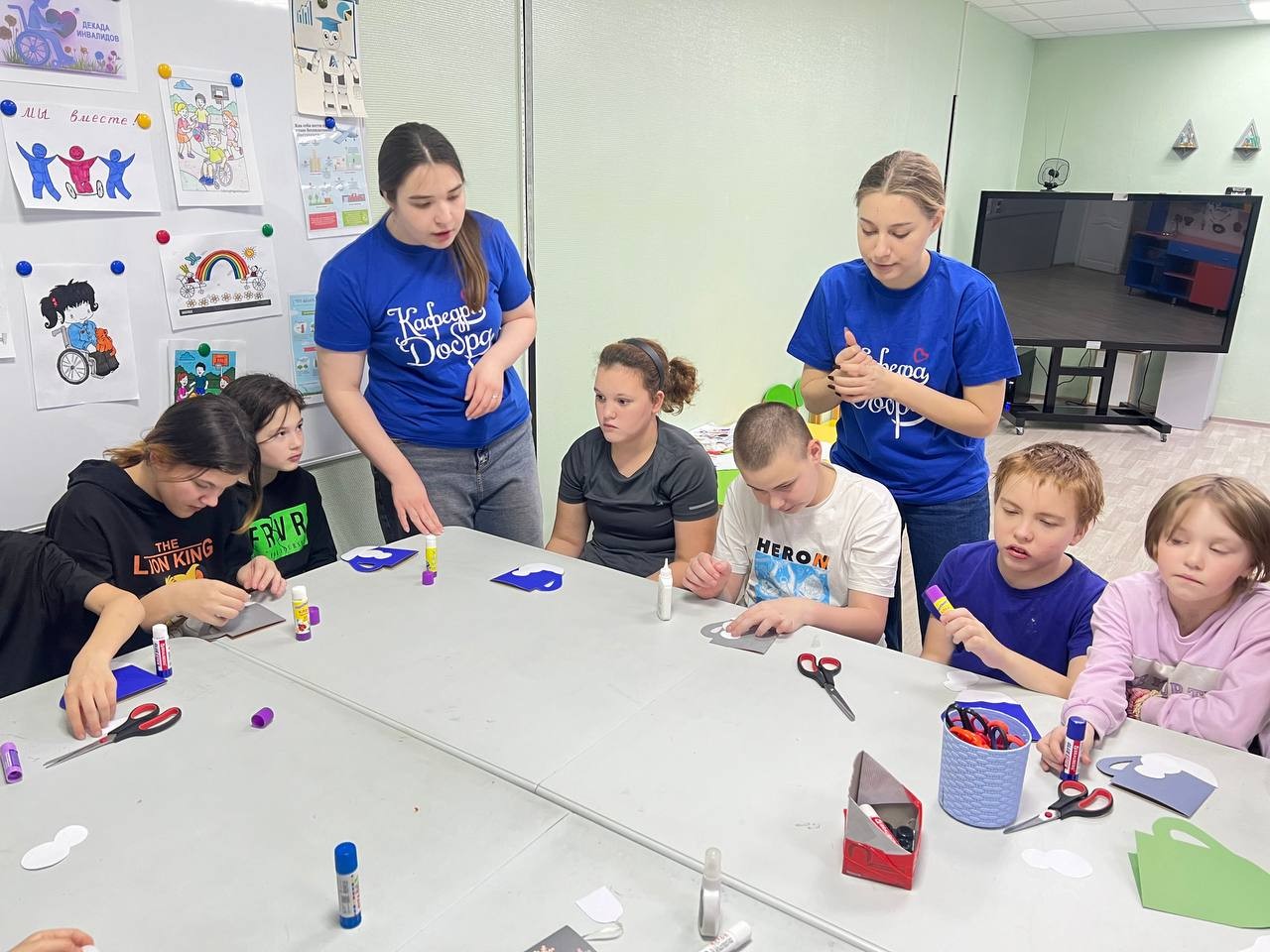 Волонтеры 'Кафедры Добра' Елабужского института КФУ провели творческий мастер-класс для детей с ОВЗ Волонтеры 'Кафедры Добра' Елабужского института КФУ провели творческий мастер-класс для детей с ОВЗ