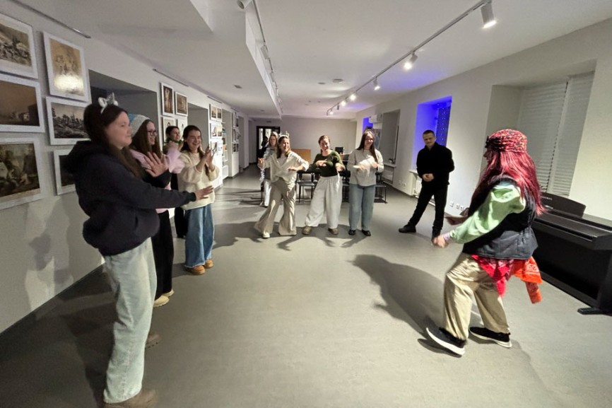 Студенты Елабужского института КФУ разгадали новогодний квест в библиотеке Студенты Елабужского института КФУ разгадали новогодний квест в библиотеке