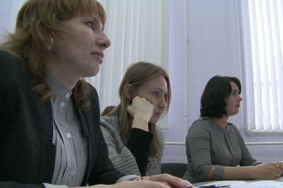 'Изучая новые языки, общаясь и обучая им других людей, мы служим делу мира' 'Изучая новые языки, общаясь и обучая им других людей, мы служим делу мира'