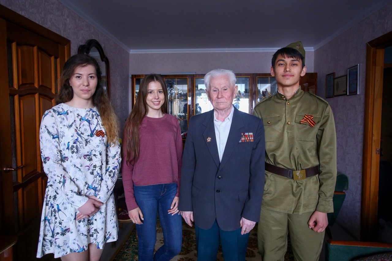 Активисты Добровольческого центра КФУ поздравили ветеранов с Днём Великой Победы! Активисты Добровольческого центра КФУ поздравили ветеранов с Днём Великой Победы!