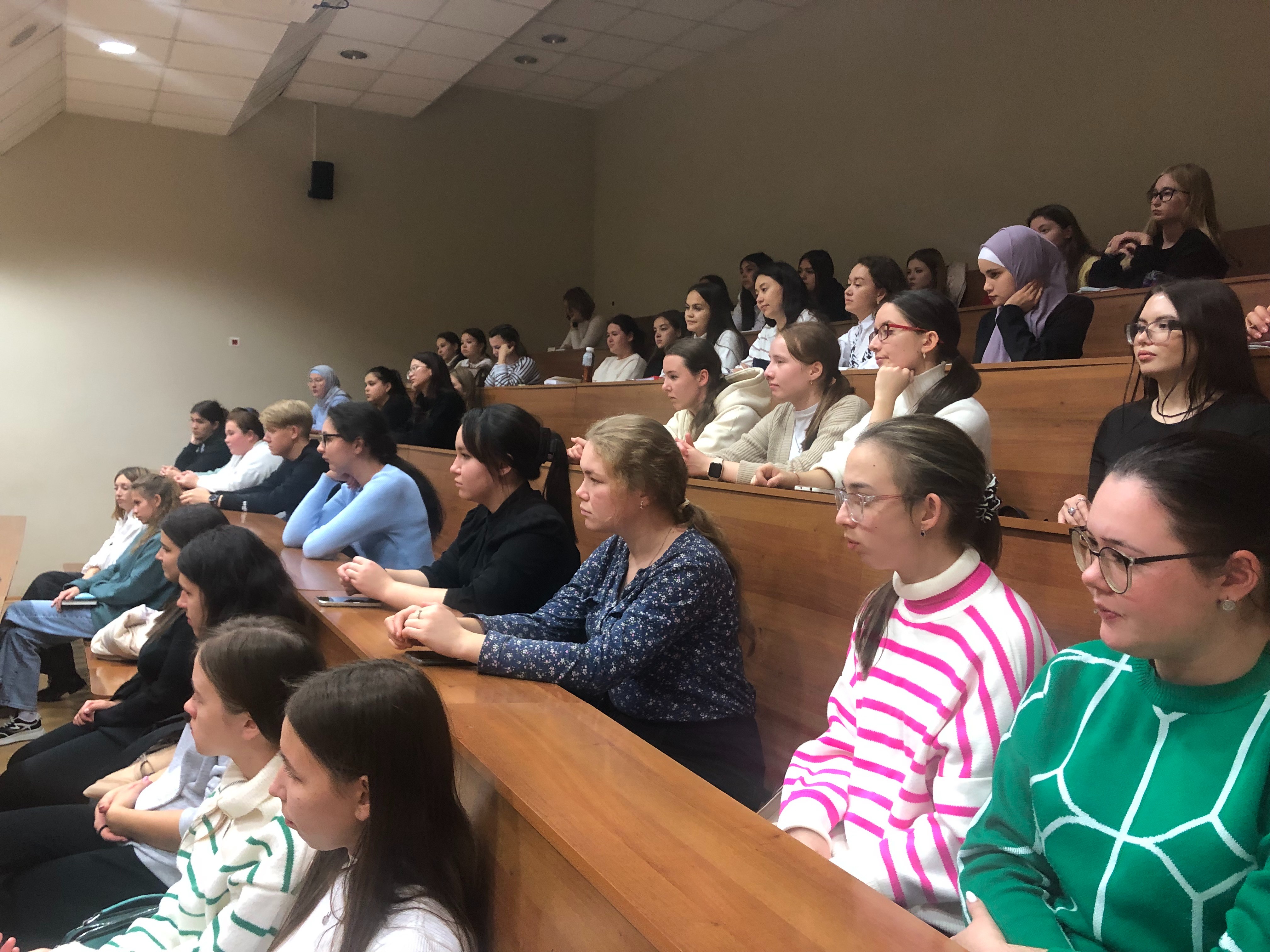 Әдәбиятка гашыйк табибә... Әдәбиятка гашыйк табибә...