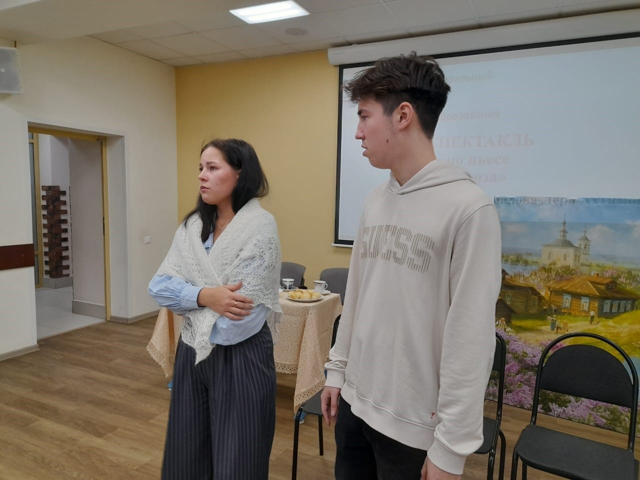 Актерский состав студенческого театра ИПО 'Триумф' готовится к выступлению на сцене казанского театра 'Созвездие' Актерский состав студенческого театра ИПО 'Триумф' готовится к выступлению на сцене казанского театра 'Созвездие'