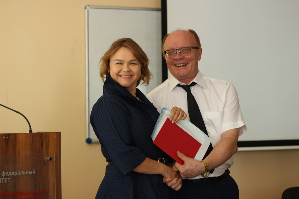 Вручение дипломов выпускникам кафедры религиоведения Вручение дипломов выпускникам кафедры религиоведения