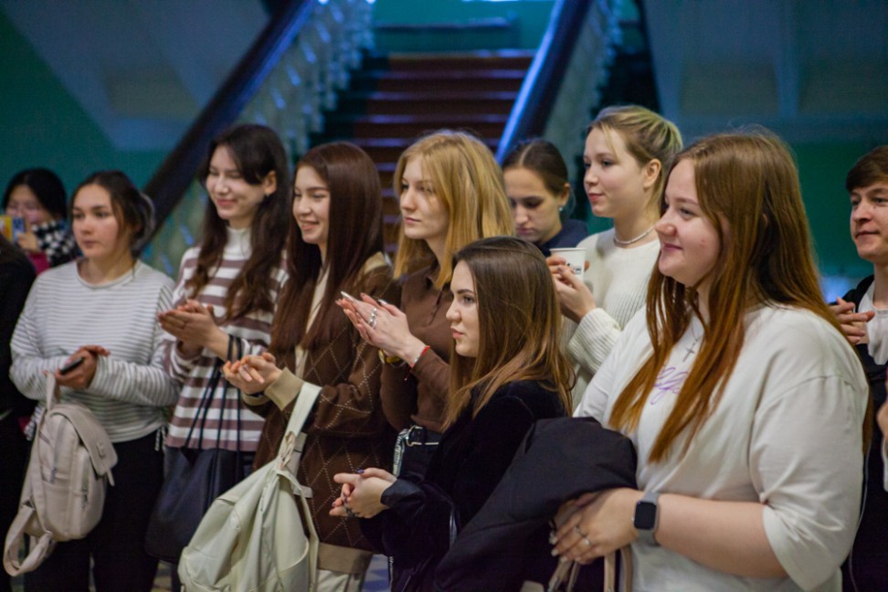 Со 125-летием Елабужский институт поздравляют студенты Со 125-летием Елабужский институт поздравляют студенты