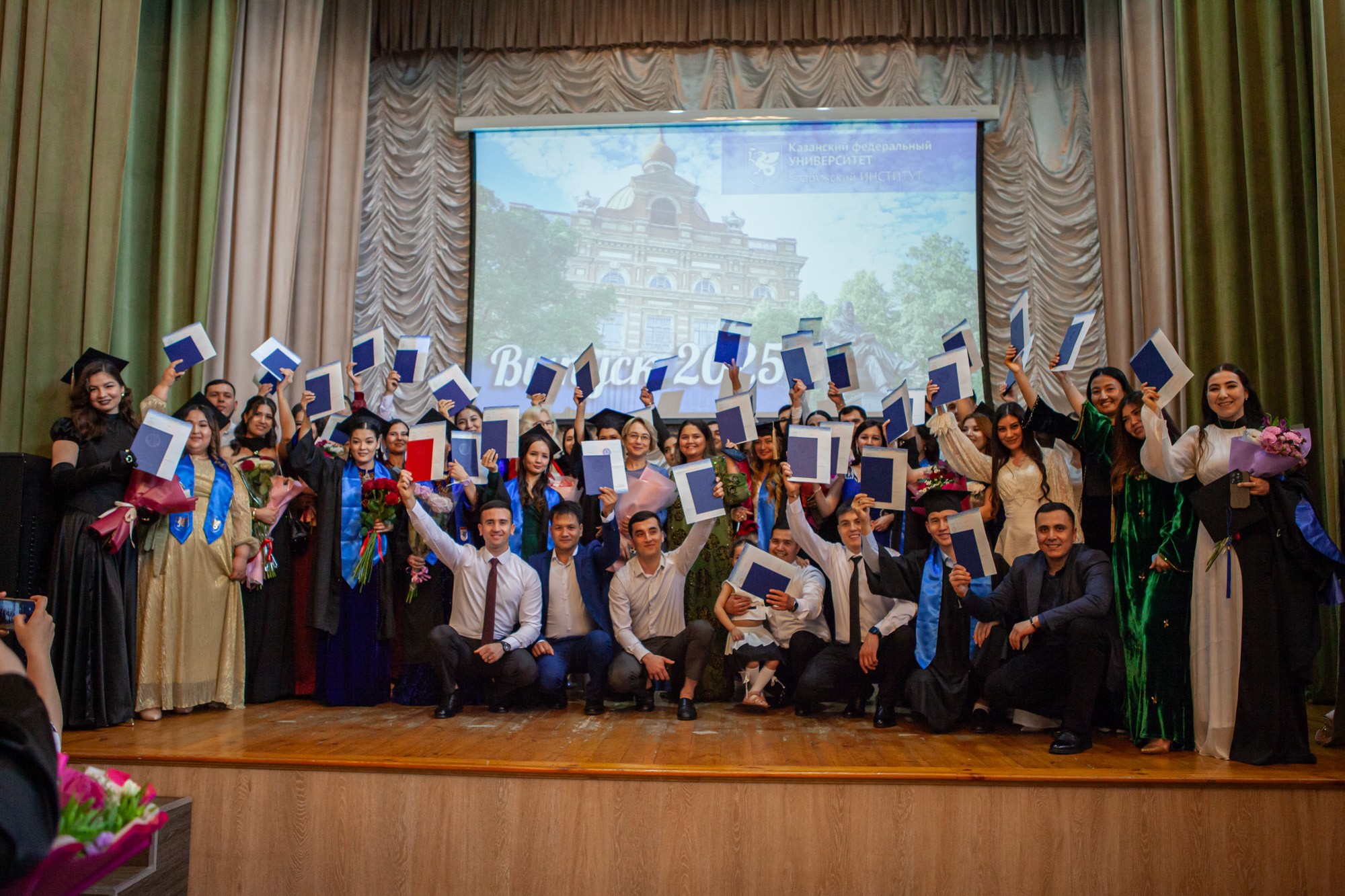 В Елабужском институте КФУ прошли торжественные церемонии вручения дипломов В Елабужском институте КФУ прошли торжественные церемонии вручения дипломов