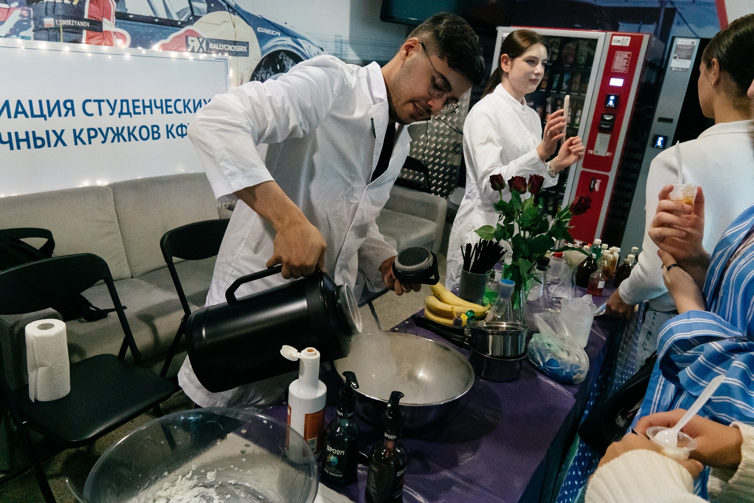 Студенты научного кружка кафедры химического образования на Дне открытых дверей КФУ Студенты научного кружка кафедры химического образования на Дне открытых дверей КФУ