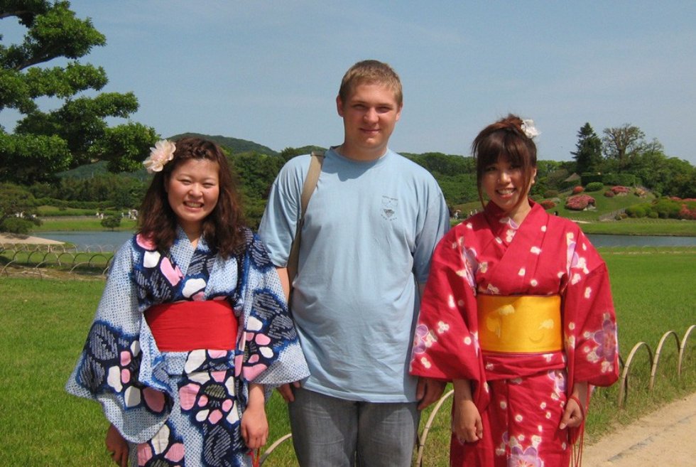 Со студентками Хирошимского университета В Хирошимском университете (Япония) защищена диссертация PhD аспирантом кафедры зоологии и общей биологии Асением Моровым.