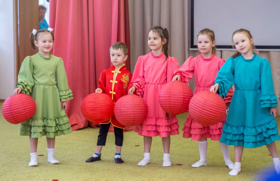 Здесь приобретают знания дети 21 века Здесь приобретают знания дети 21 века