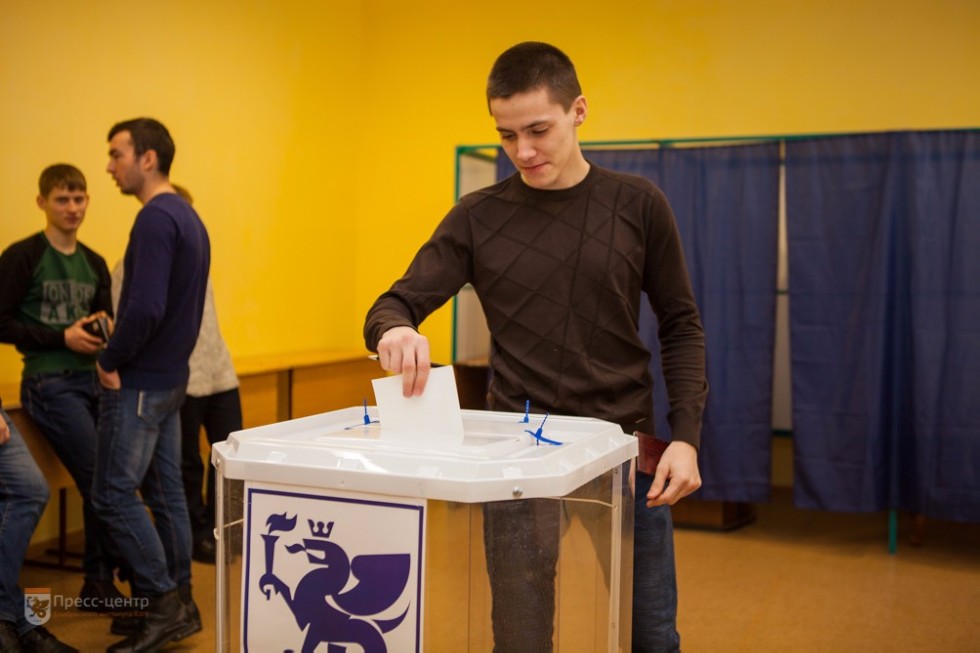 Студенты активно участвуют в акции 'Я выбираю вновь!' Студенты активно участвуют в акции 'Я выбираю вновь!'