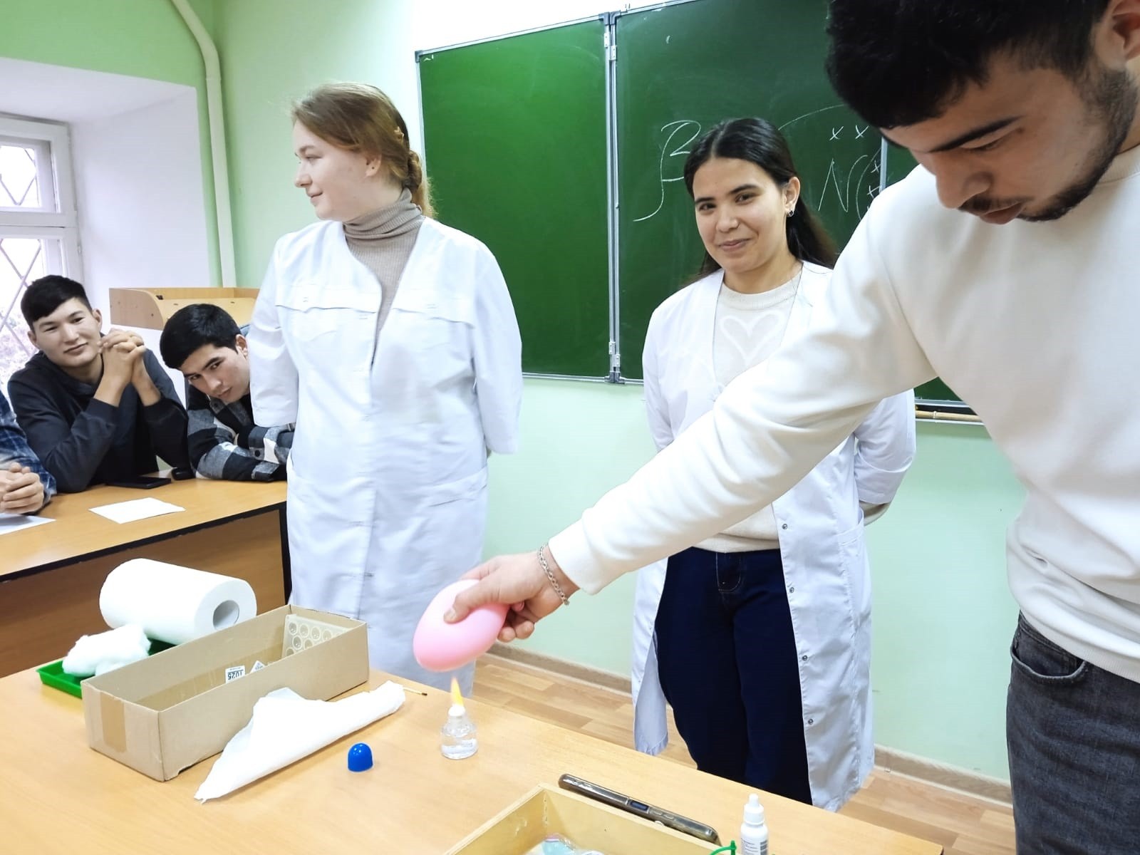 Студенты Елабужского института КФУ открыли для себя магию химии Студенты Елабужского института КФУ открыли для себя магию химии