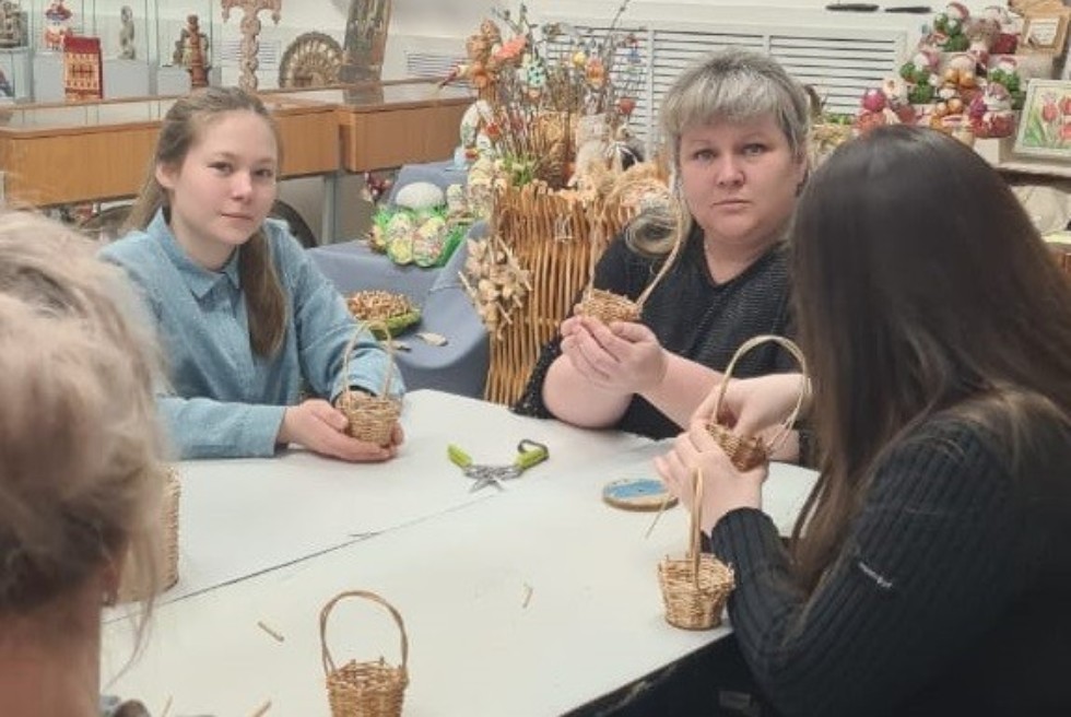 Студенты Елабужского института приняли участие в мастер-классе по плетению из лозы Студенты Елабужского института приняли участие в мастер-классе по плетению из лозы