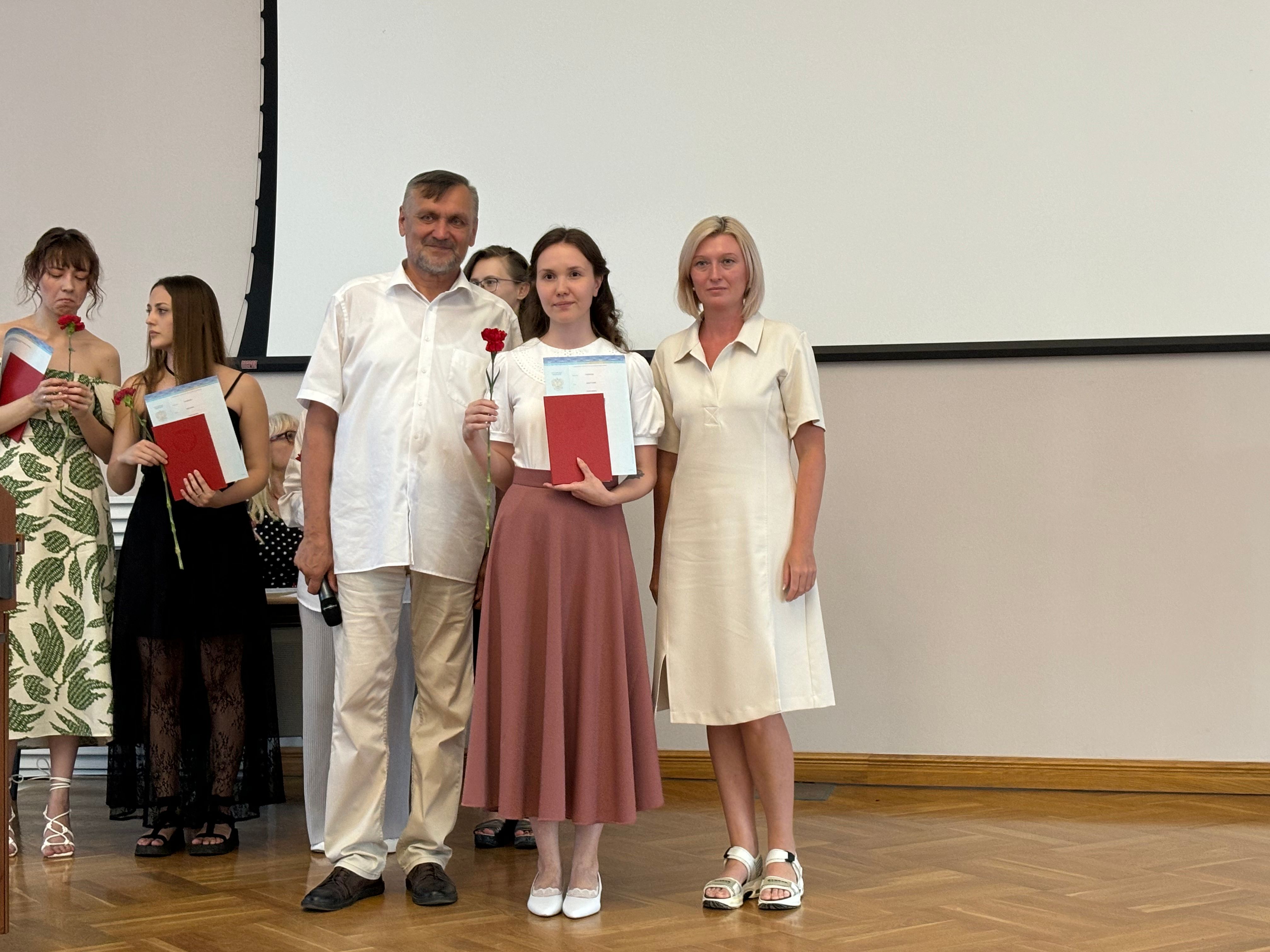 Состоялось вручение дипломов выпускникам магистратуры по программе Состоялось вручение дипломов выпускникам магистратуры по программе