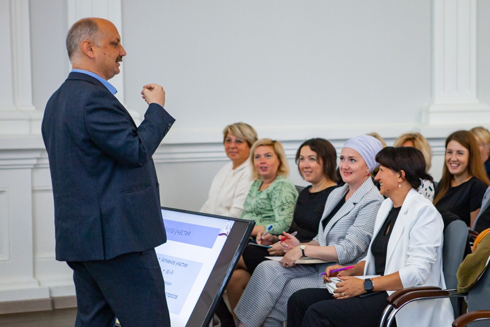 В Елабужском институте КФУ прошла встреча с Голубицким А.В., директором МБОУ СОШ 'Школа будущего' В Елабужском институте КФУ прошла встреча с Голубицким А.В., директором МБОУ СОШ 'Школа будущего'