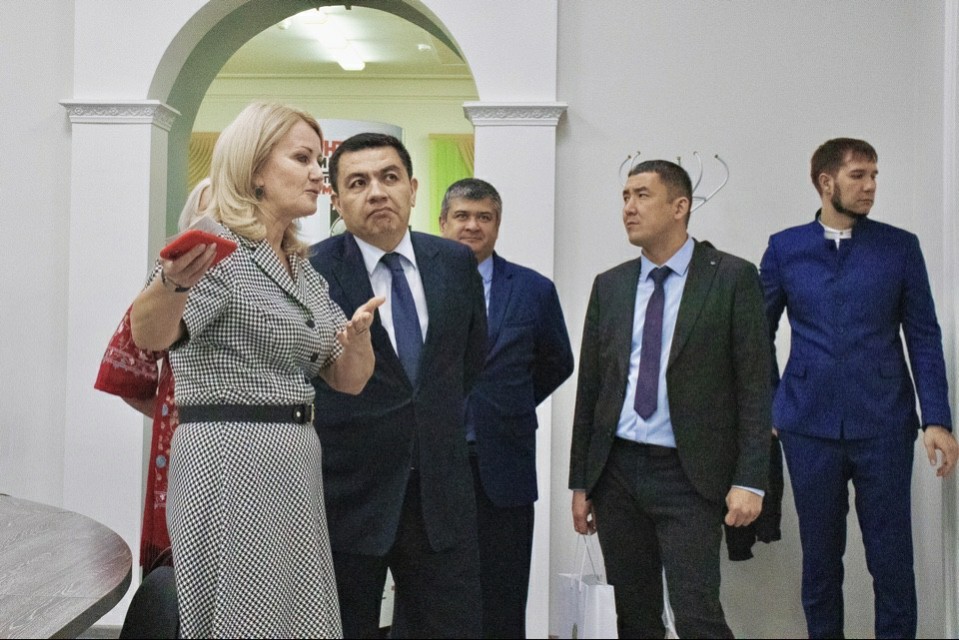 В Елабужском институте КФУ с рабочим визитом побывал Консул Республики Узбекистан в городе Казани В Елабужском институте КФУ с рабочим визитом побывал Консул Республики Узбекистан в городе Казани
