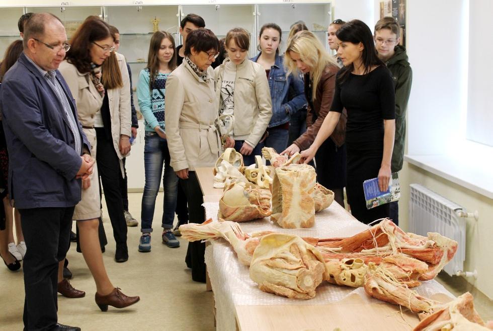 КФУ открыл свои двери для школьников, мечтающих связать жизнь с медициной КФУ открыл свои двери для школьников, мечтающих связать жизнь с медициной