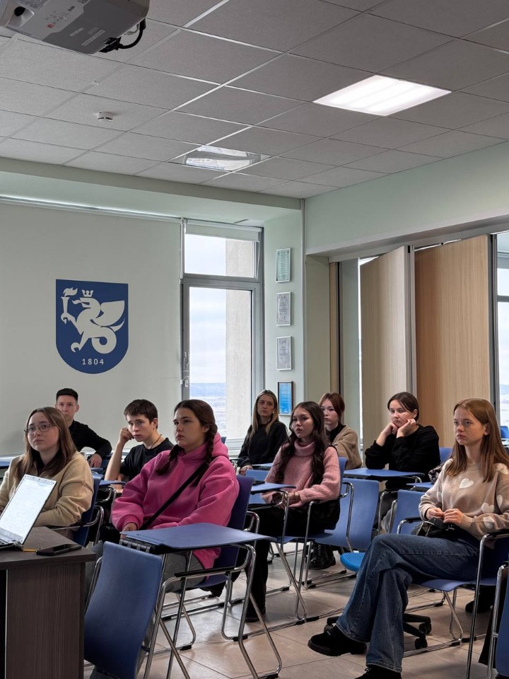 Школьникам из Ижевска провели экскурсию по ИСФНиМК Школьникам из Ижевска провели экскурсию по ИСФНиМК