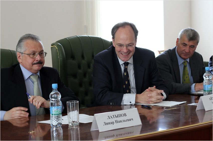 Does EU support arms supplies to Syrian rebels?