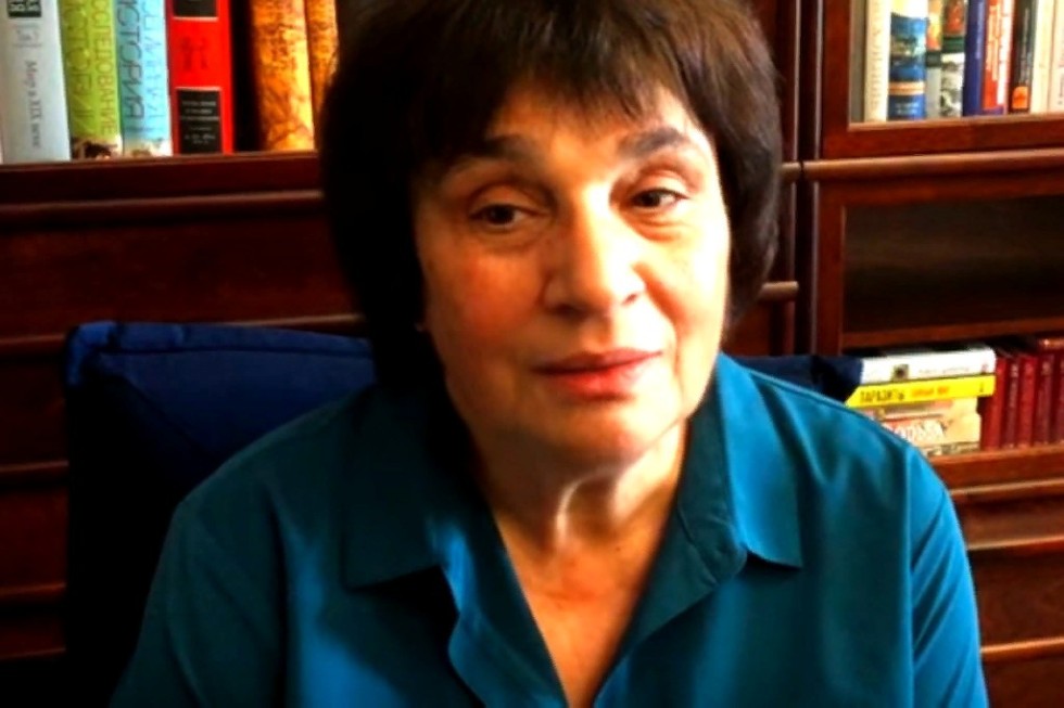 'Сквозь каждое сердце...' 'Сквозь каждое сердце...'