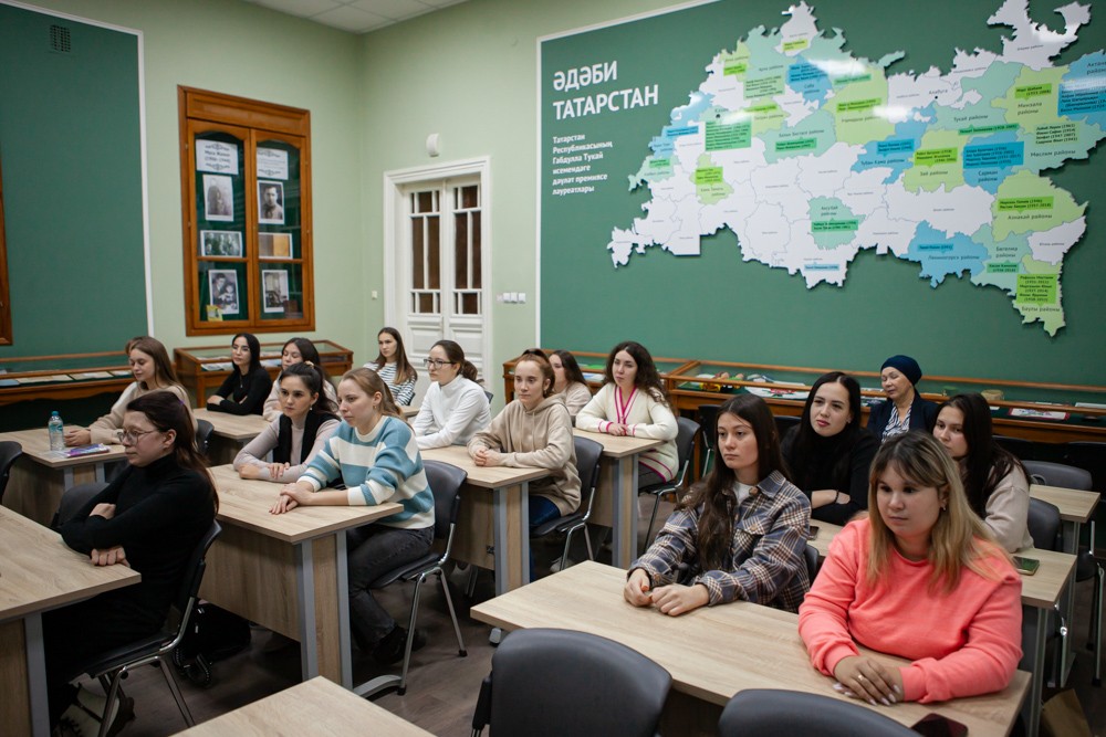 В Елабужском институте КФУ прошла встреча с писателем Рафисом Салимжановым В Елабужском институте КФУ прошла встреча с писателем Рафисом Салимжановым