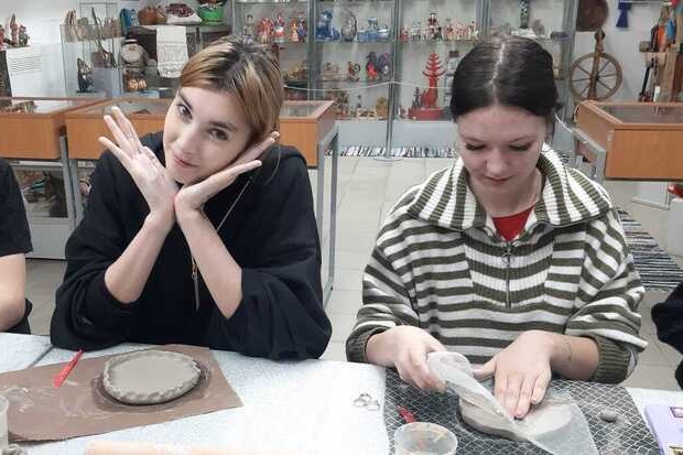 Студенты посетили мастер-класс по изготовлению глиняной тарелки Студенты посетили мастер-класс по изготовлению глиняной тарелки