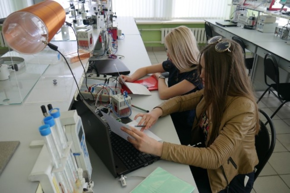 Practice on electricity and magnetism (laboratories �� 606, 607)