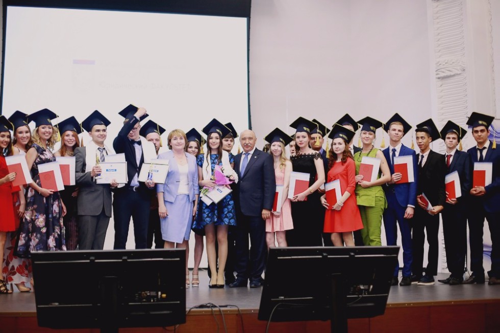 Best Alumni of 2017 Received Diplomas