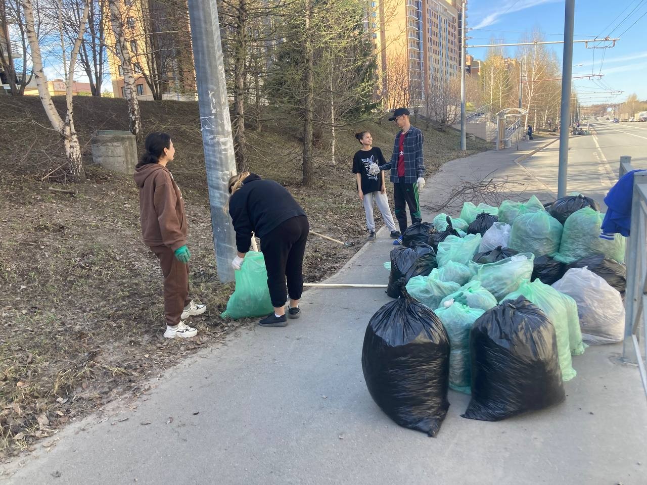 Субботник ? это добрая традиция, объединяющая студентов Казанского (Приволжского) федерального университета. Субботник ? это добрая традиция, объединяющая студентов Казанского (Приволжского) федерального университета.