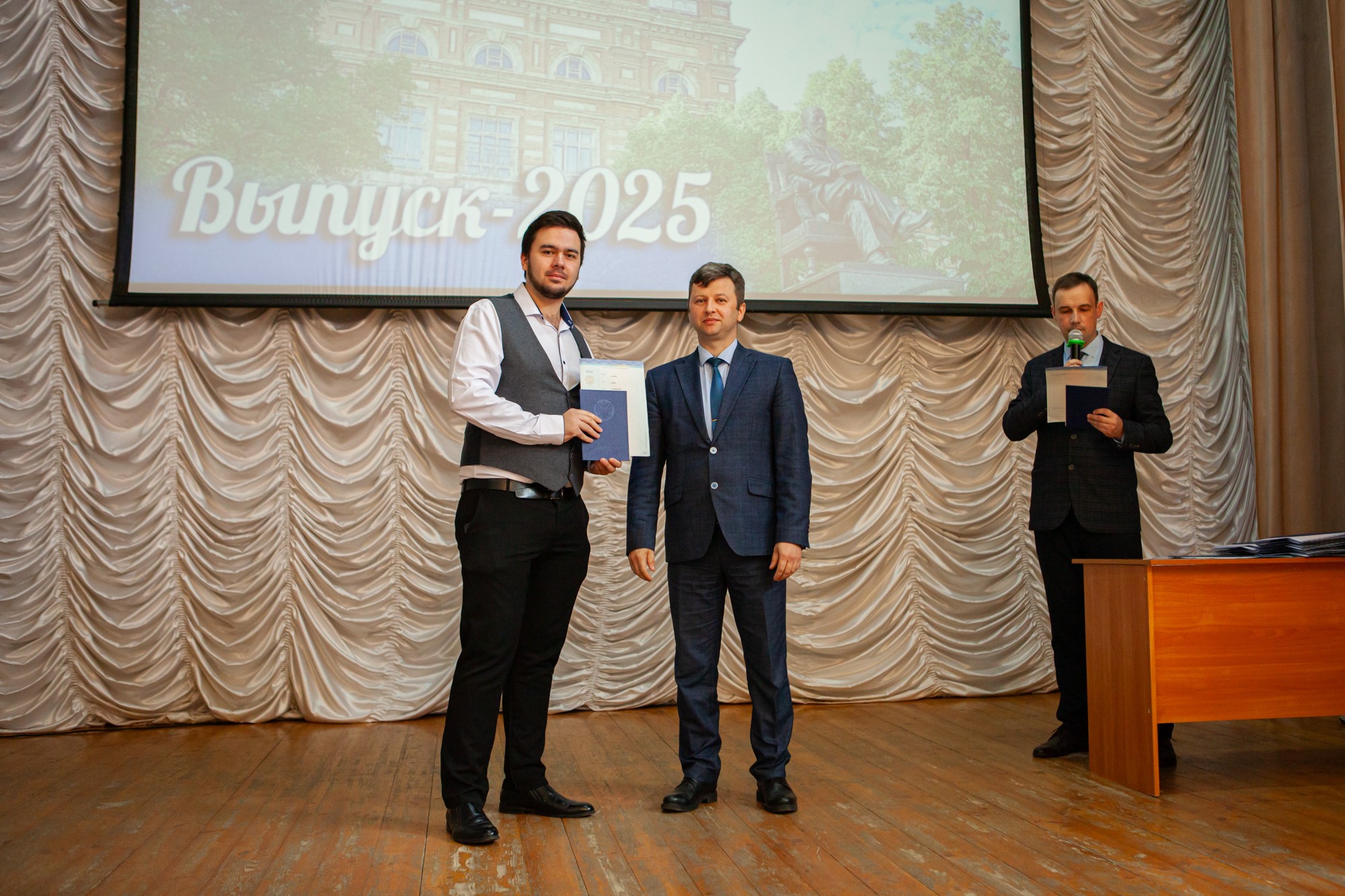 Состоялось вручение дипломов выпускникам Елабужского института КФУ Состоялось вручение дипломов выпускникам Елабужского института КФУ