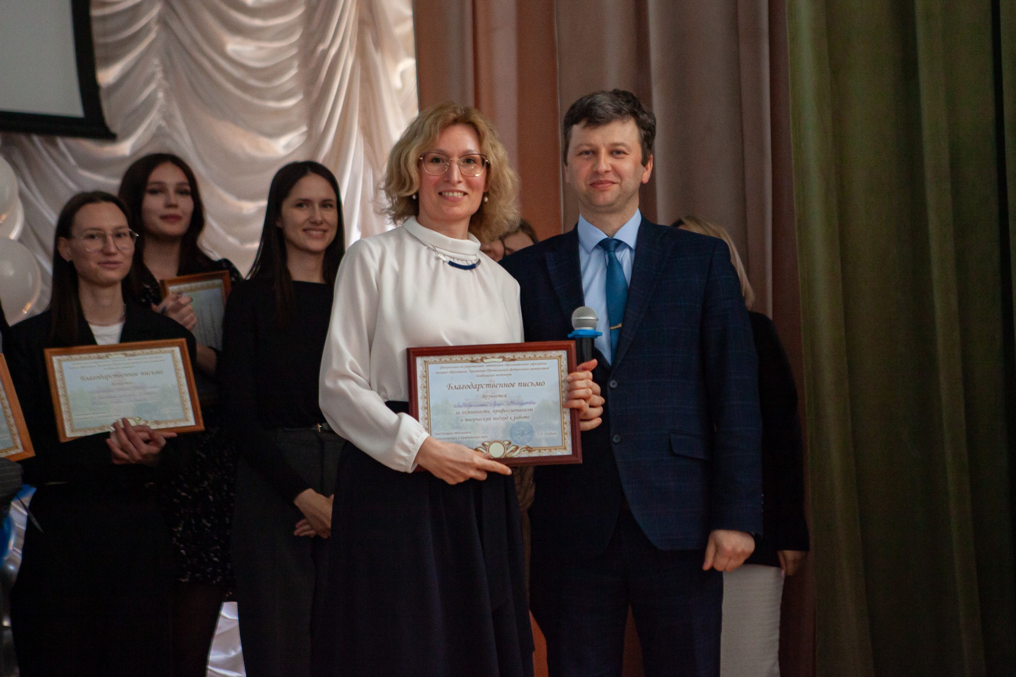 На отделении экономических и юридических наук прозвенел Последний звонок На отделении экономических и юридических наук прозвенел Последний звонок