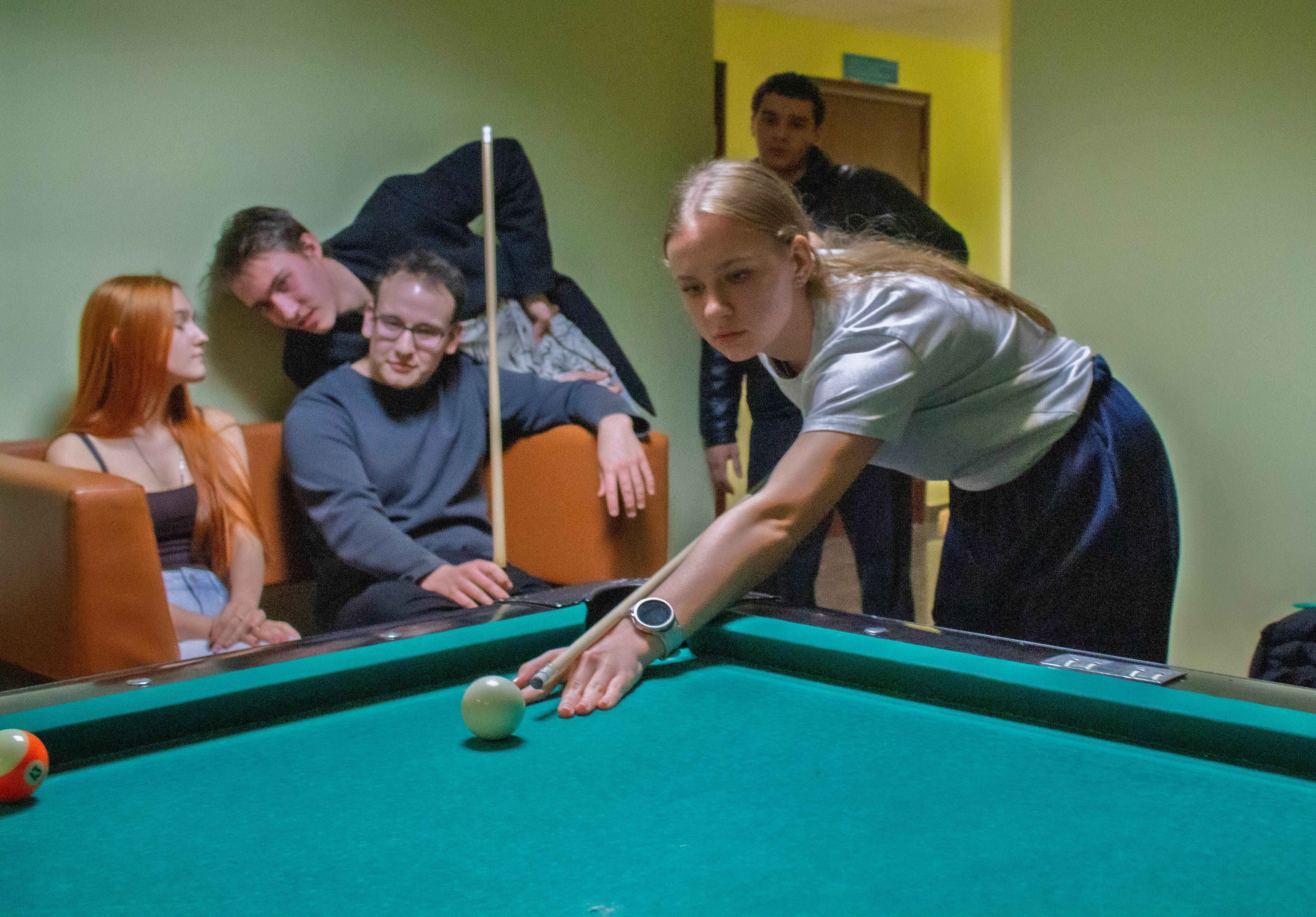 Кий, шар и студенческий азарт: Турнир по бильярду в Деревне Универсиады Кий, шар и студенческий азарт: Турнир по бильярду в Деревне Универсиады