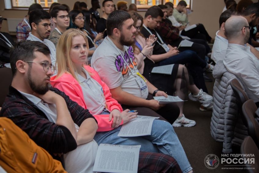 A student of Elabuga Institute participates in the forum of foreign students