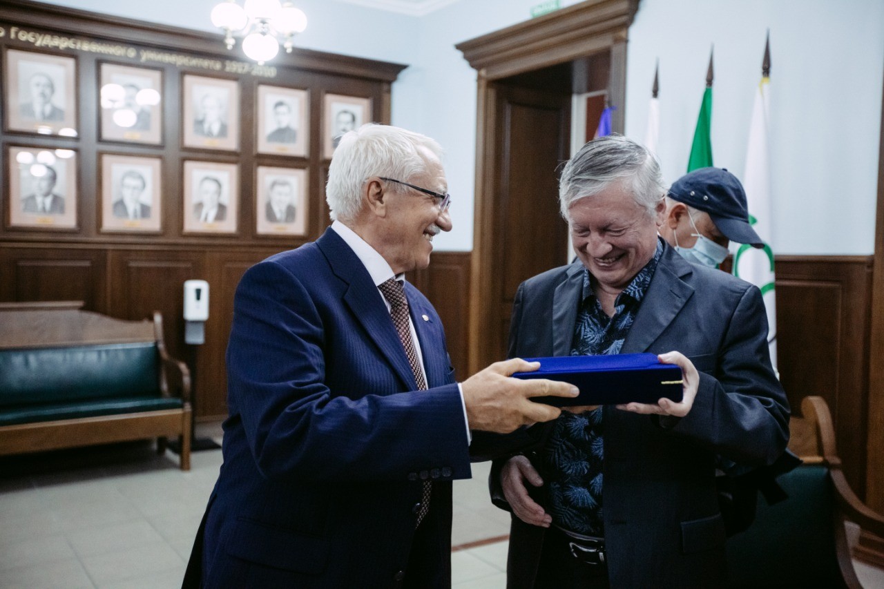 World Chess Champion Anatoly Karpov toured Kazan University