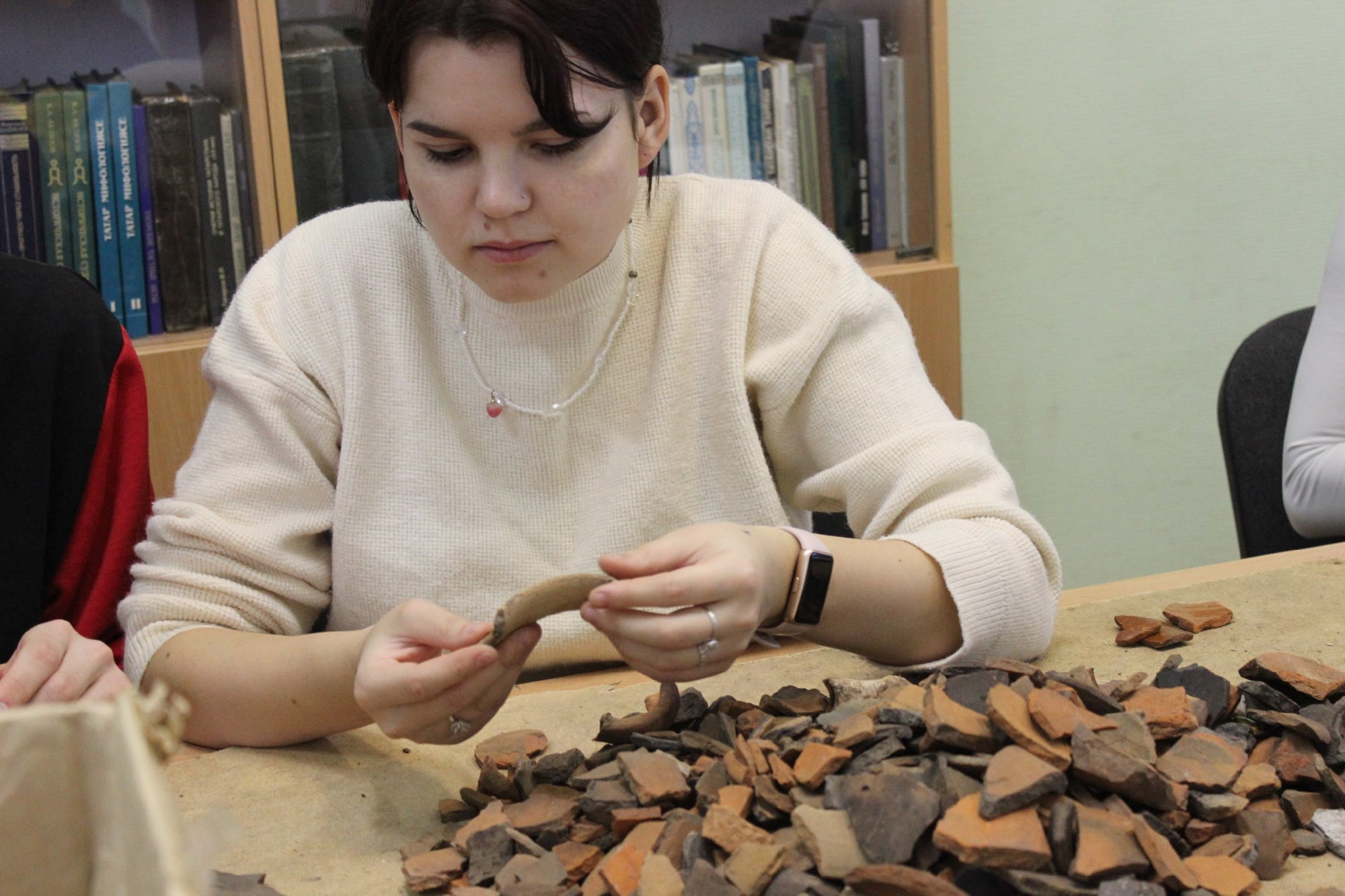 Камеральную обработку керамики проводят в Елабужском институте КФУ Камеральную обработку керамики проводят в Елабужском институте КФУ