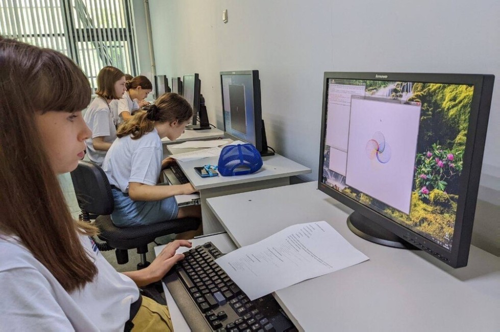 Университетская смена 'Вместе ? целая страна' отправилась в Набережные Челны Университетская смена 'Вместе ? целая страна' отправилась в Набережные Челны