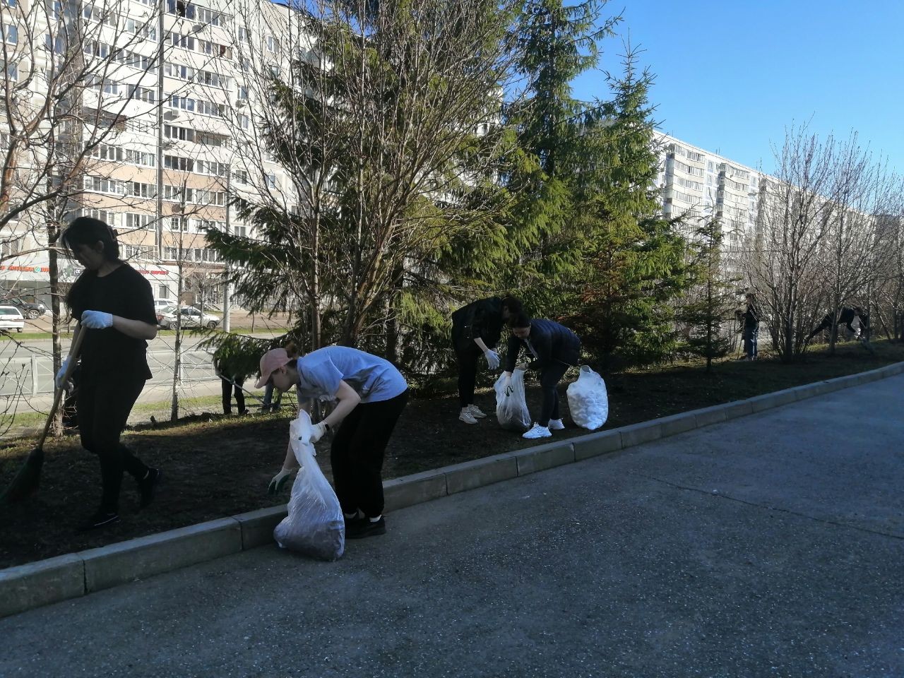 Субботник ? это добрая традиция, объединяющая студентов Казанского (Приволжского) федерального университета. Субботник ? это добрая традиция, объединяющая студентов Казанского (Приволжского) федерального университета.