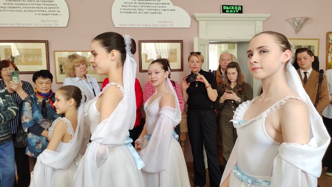 Вальс жизни в доме Левушки Толстого Вальс жизни в доме Левушки Толстого