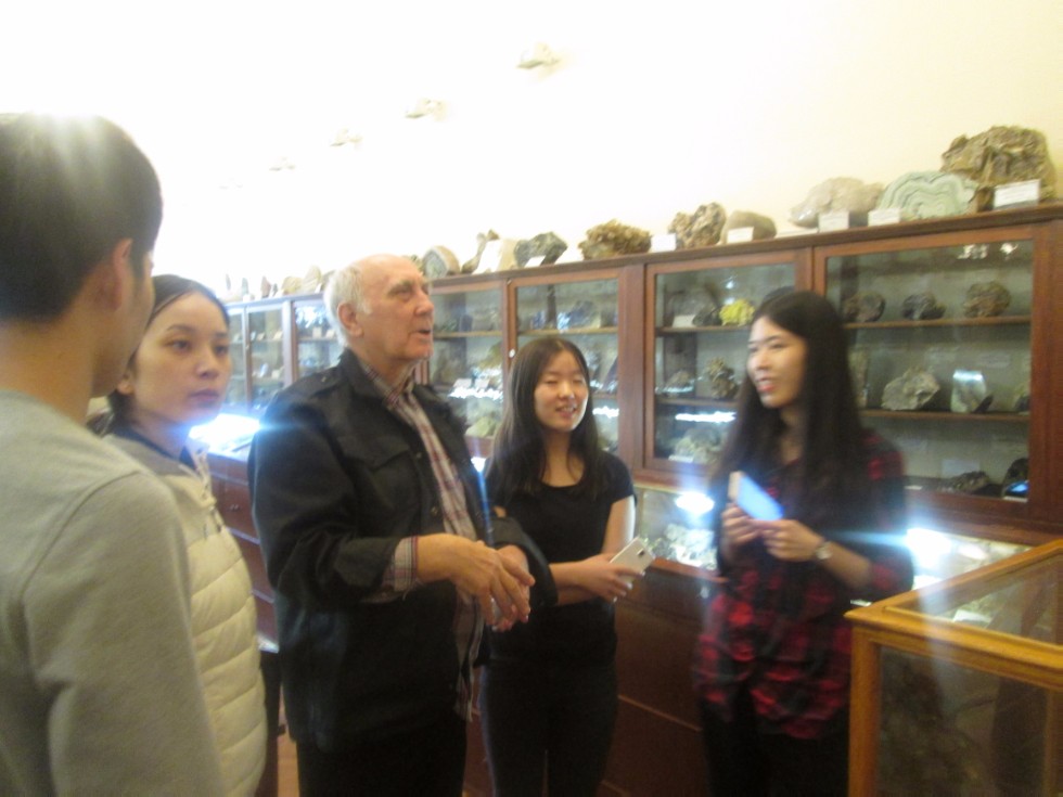 Chinese oilmen trainees learn Russian