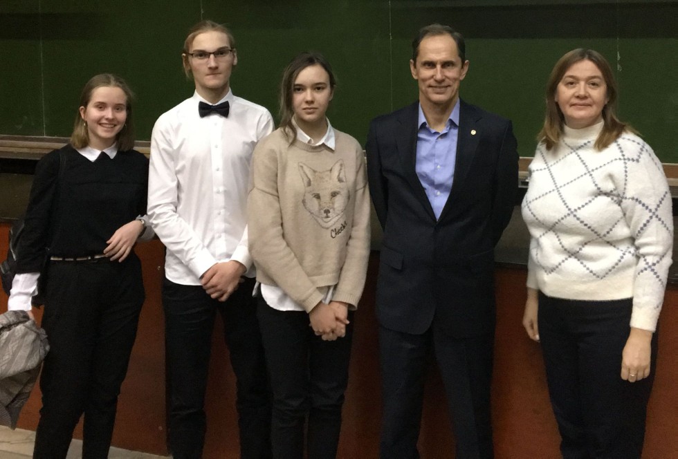 Встреча зав. кафедрой теоретической физики проф. Прошина Ю.Н. с учениками лицея им. Лобачевского Встреча зав. кафедрой теоретической физики проф. Прошина Ю.Н. с учениками лицея им. Лобачевского