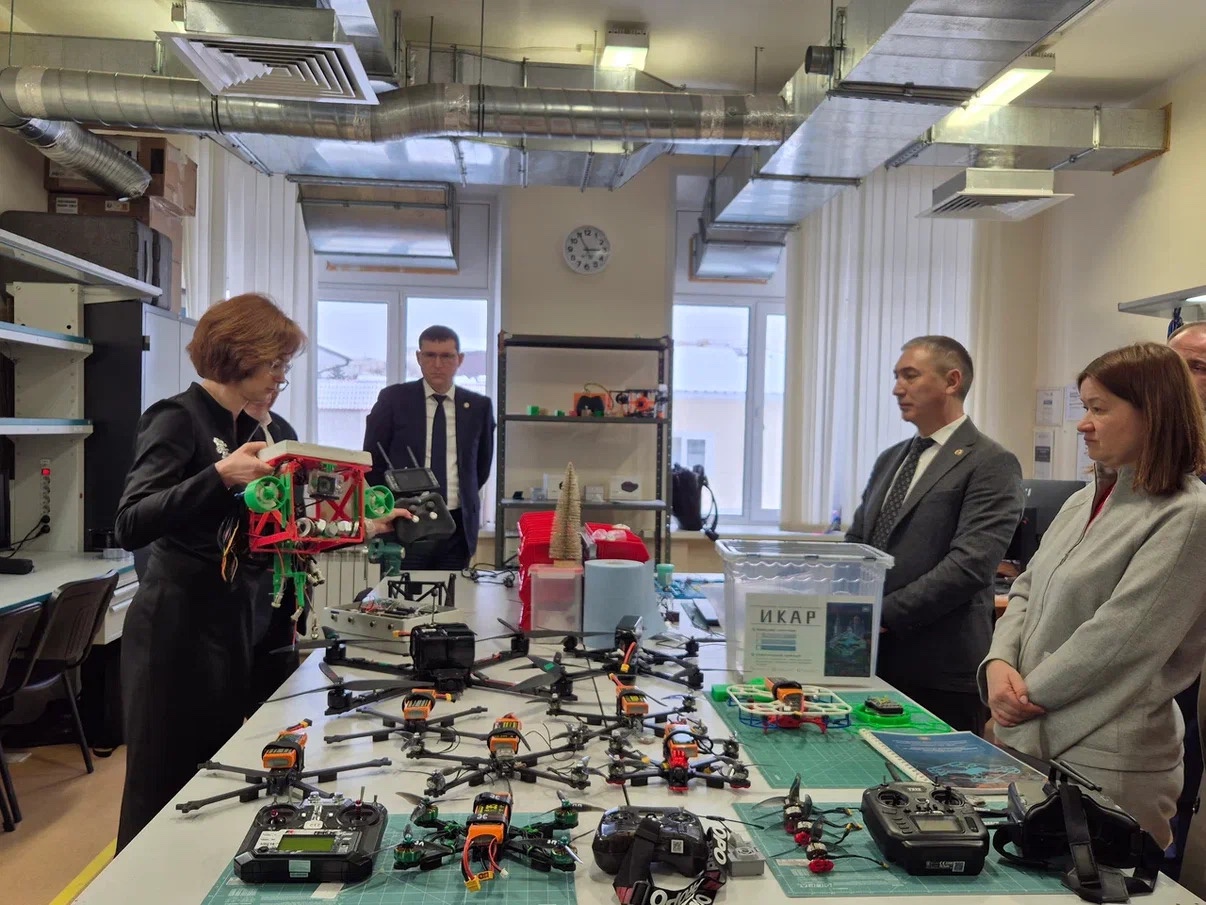 Визит высокопоставленных гостей в институт ИИРСИ КФУ Визит высокопоставленных гостей в институт ИИРСИ КФУ