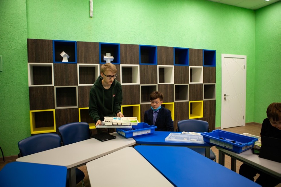 ����������