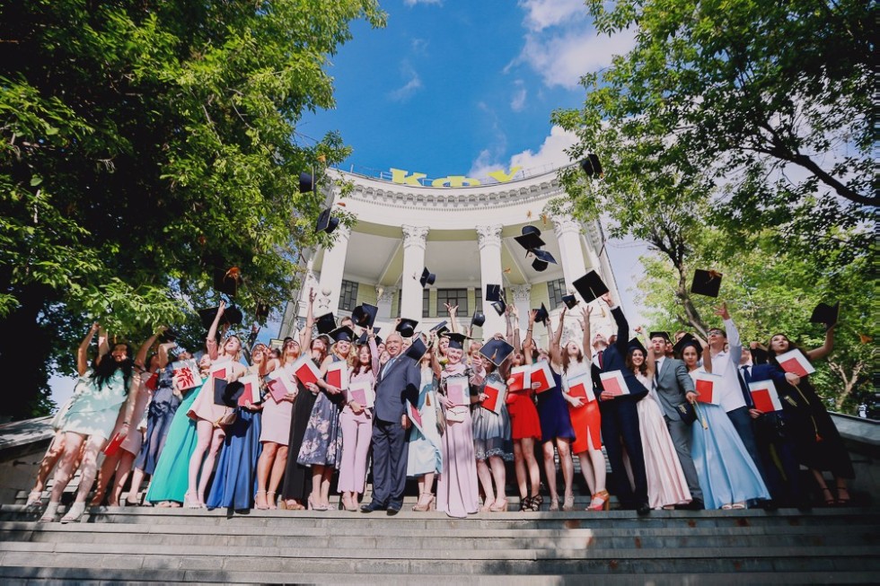 Best Alumni of 2017 Received Diplomas