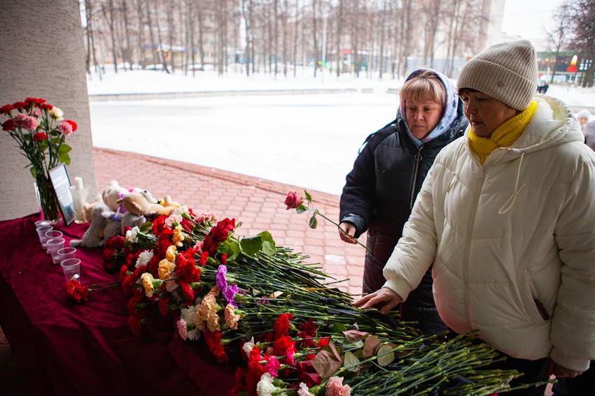 Сотрудники и студенты Елабужского института КФУ возложили цветы к мемориалу погибшим в теракте Сотрудники и студенты Елабужского института КФУ возложили цветы к мемориалу погибшим в теракте