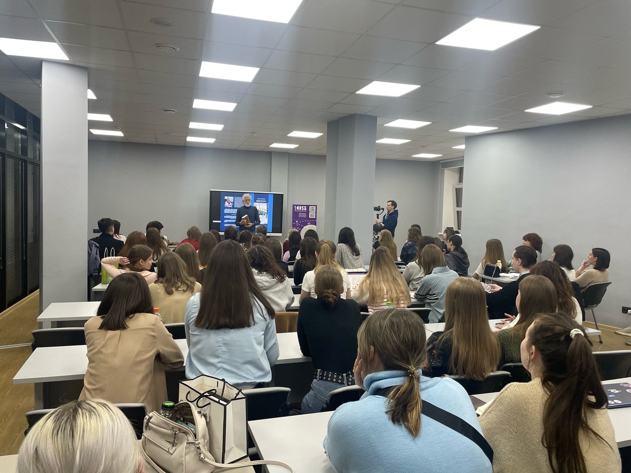 Студенты ИФМК КФУ встретились с известным прозаиком и путешественником Камилем Зиганшины Студенты ИФМК КФУ встретились с известным прозаиком и путешественником Камилем Зиганшины