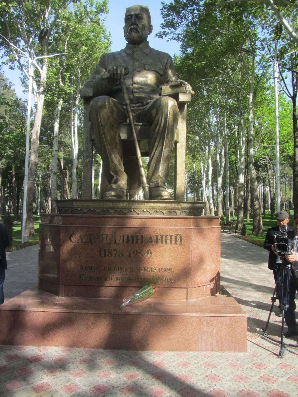 Садриддин айни биография. Парк Садриддин Айни. ХАЙКАЛИ Садриддин Айни. Садриддин Айни писатель. Боги Садриддин Айни.